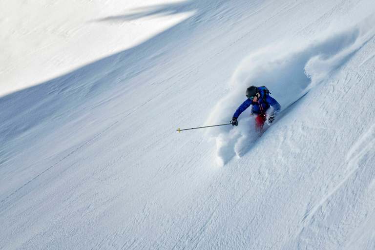 Tiefschneeabfahrt im Gelände