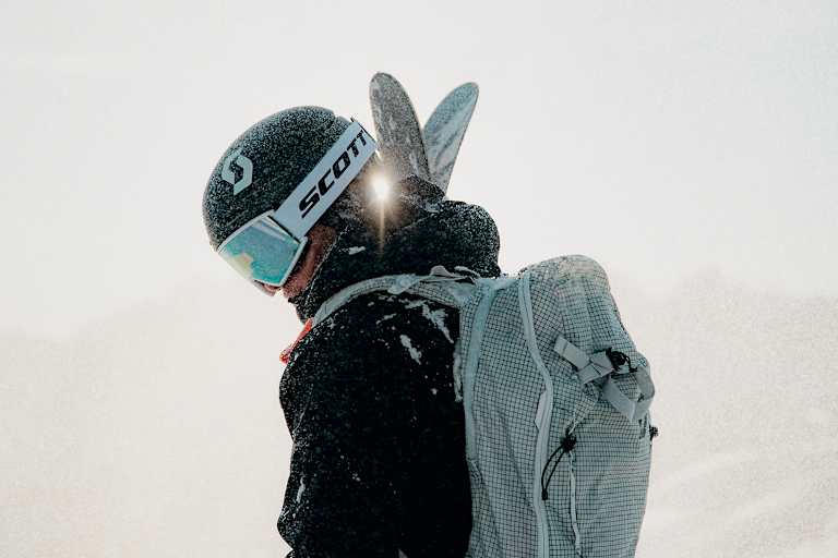 Skifahrer mit Scott Ambit Skibrille und Helm in verschneiter Winterlandschaft – klare Sicht und Schutz auf der Piste.