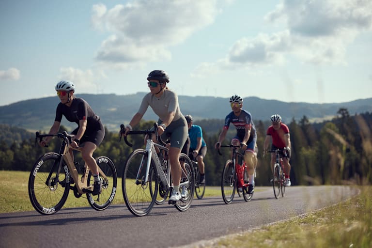 Eine Radgruppe fährt im Mühlviertel während der Bike Experience eine Tour