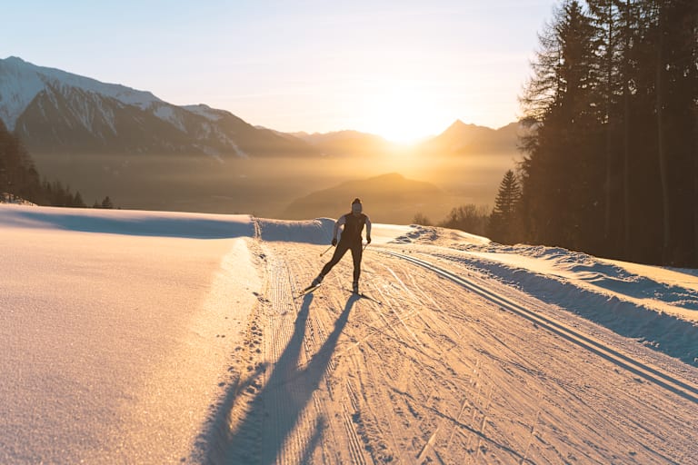 Eine Skifahrerin auf der Loipe in Tirol in Seefeld.