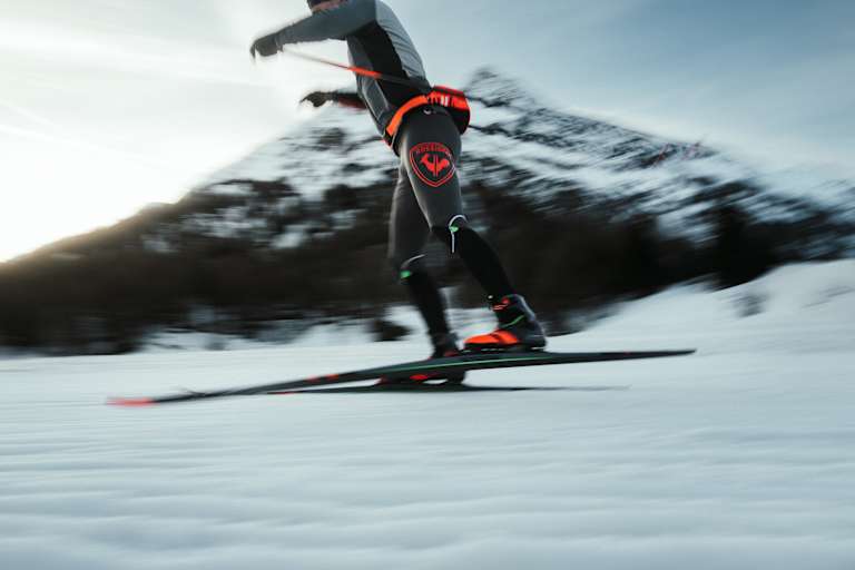 Ein Skifahrer fährt auf der Piste Ski mit Kleidung von Rossignol.