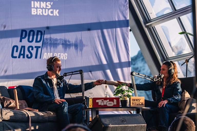 Podcast-Formate wie Austrian Kiwi traten während des Live-Podcast-Festivals PODCAST AM BERG 2025 auf.