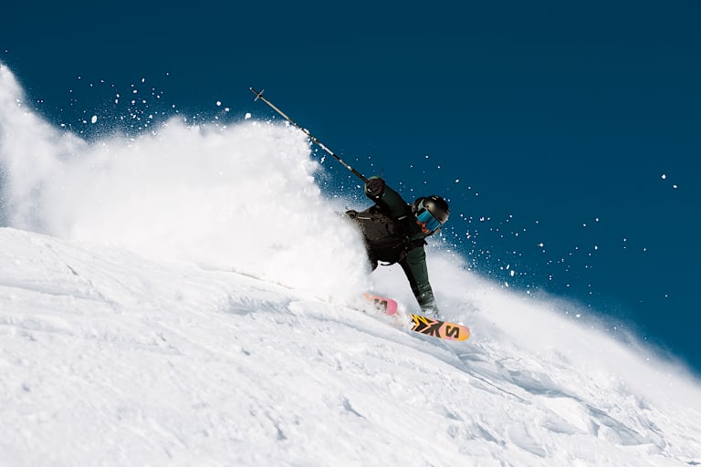 Der Skifahrer fährt auf der Off-Piste im Schnee mit der neuen Freeride-Kollektion von Salomon.