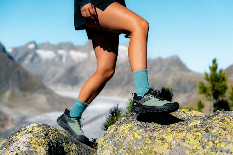 Eine Frau mit Sportschuhen von Hanwag im Freien.
