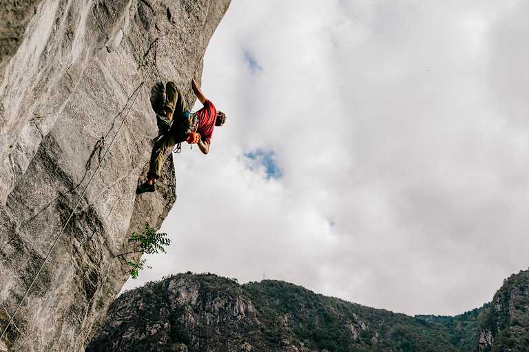 Im Tessin finden Anfänger ebenso wie erfahrene Kletterer das passende Stückchen Fels. Immer mit dabei: eine herrliche Aussicht.