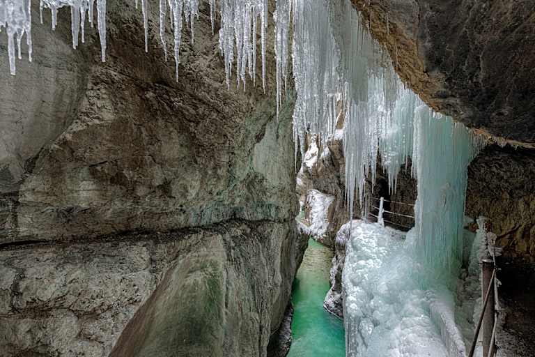 Beeindruckende Eiszapfen bilden sich im Winter in der Partnachklamm nahe Garmisch-Partenkirchen