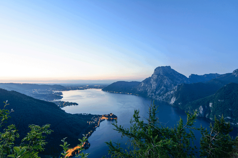 Der Traunsee mit dem Gipfel des Traunstein (1.691 m) im letzten AbendlichtDer Traunsee mit dem Gipfel des Traunstein (1.691 m) im letzten Abendlicht