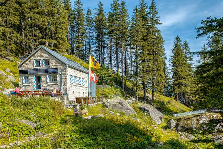 Die gemauerte Treschhütte eingebettet in den Landschaften des Fellitals.