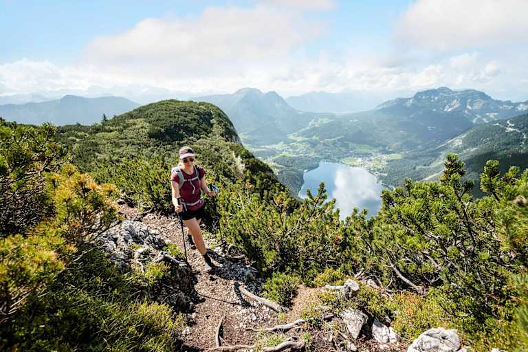 Wanderweg auf die Trisselwand hoch über dem Altausseer See.