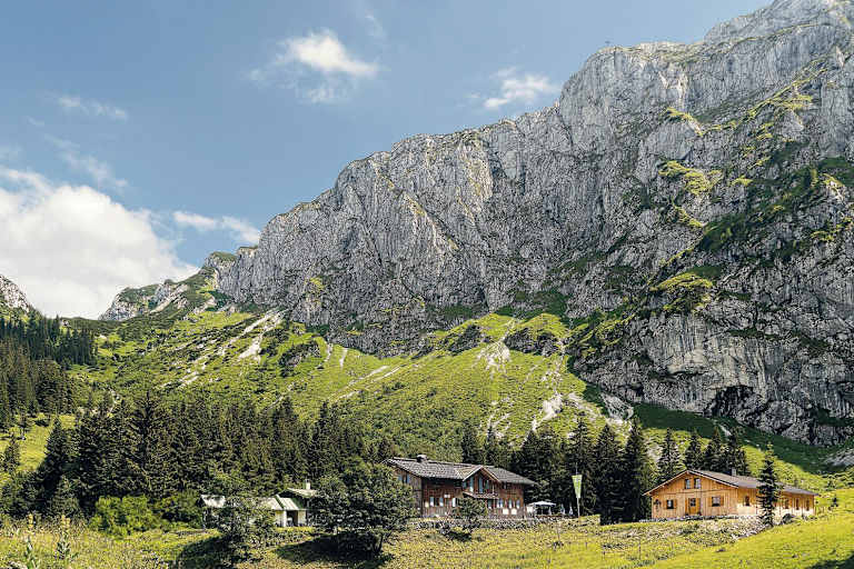 Die Tutzinger Hütte (1.327 m) unterhalb der Benediktenwand