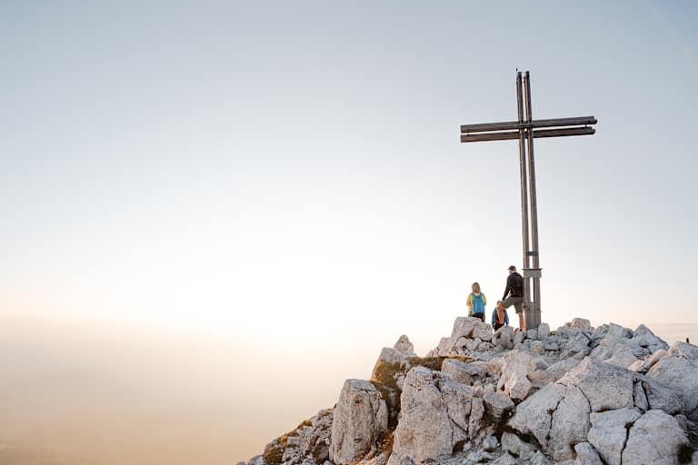 Ein farbenprächtiges Panorama erwartet Wanderer auf dem Schwarz-Weiß-Weg in Südtirol.