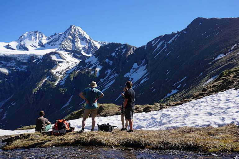 Das Drehteam bei Dreharbeiten am Berg