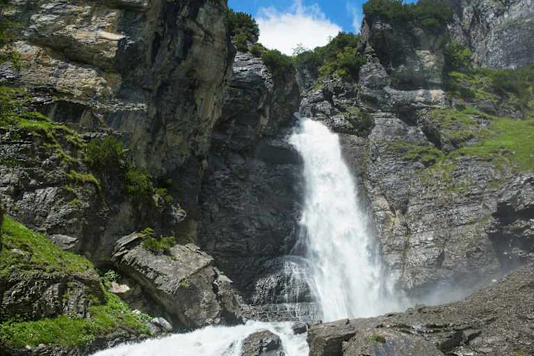 Die Wasserfälle am Panixer Stausee in der Surselva in Graubünden