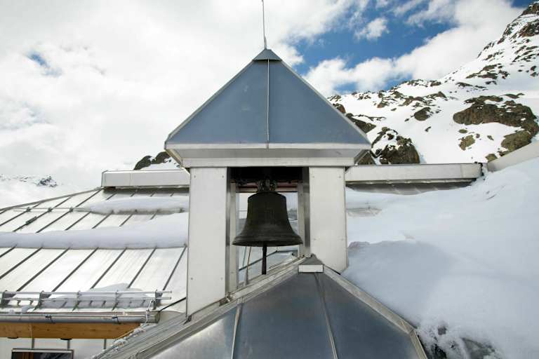 Dachreiter mit Glocke: Vernagthütte in Tirol