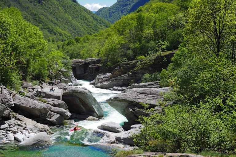 Die Verzasca ist nicht nur bei Kajak-Fahrern äußerst beliebt.