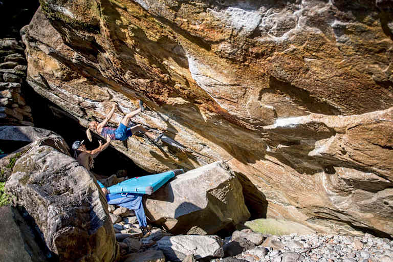 Die Autorin bouldert im Überhang.