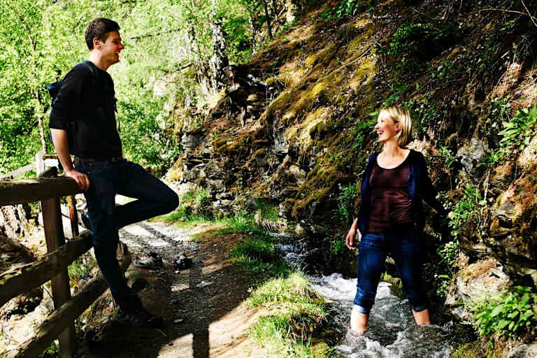 Waalwege sind Lebensadern zum Spazieren gehen.