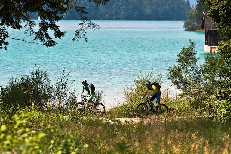 Zwei Radler vor dem Walchensee.
