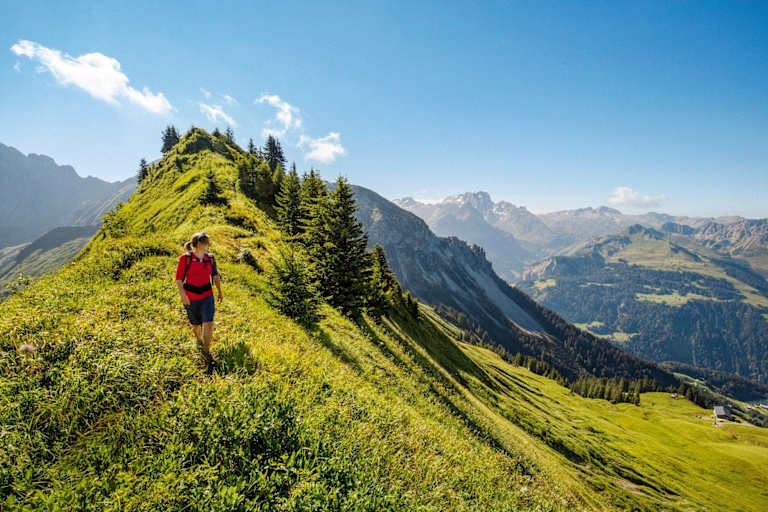 Ein Bergsteiger auf dem Wanderweg.