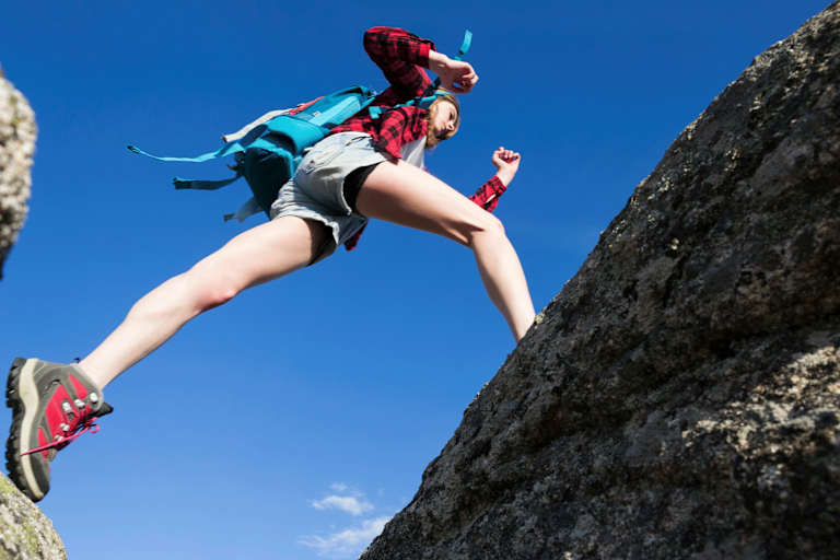 Gelenkfit in die Berge: Wanderin im Gebirge