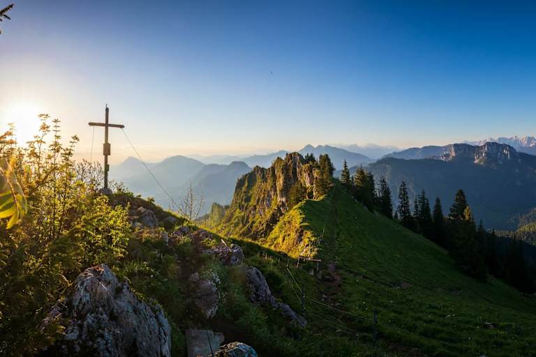 Die Chiemgauer Alpen rund um Ruhpolding bieten wunderschöne Wanderungen und Bergtouren, hier die Haaralmschneid.