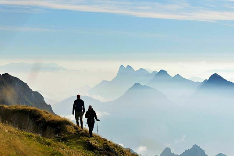 Wanderer am Hochstuhl in den Karawanken in Kärnten