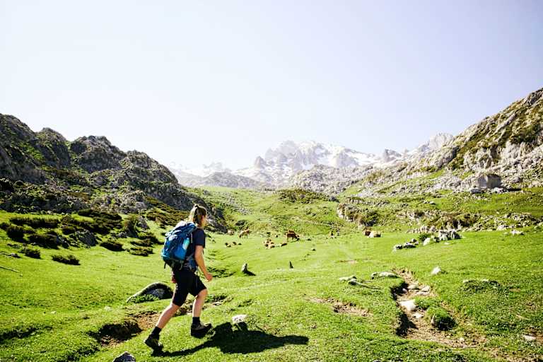 Wanderin im Nationalpark Picos de Europa in Spanien