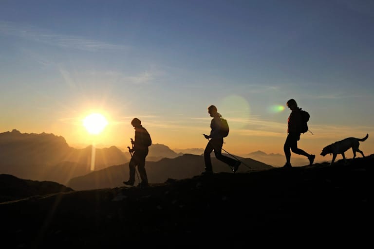 Wandern am Hochplateau Steinplatte in den Chiemgauer Alpen an der Grenze von Bayern und Tirol