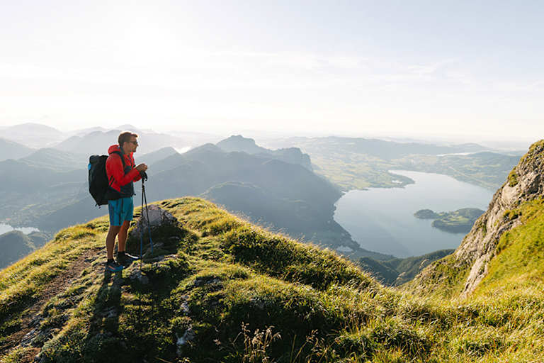 Wandern im Salzkammergut; Ausblick über Salzkammergut-Berge und Salkzkammergut-Seen