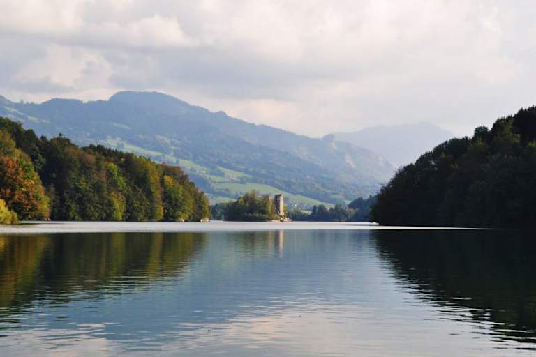 Blick auf den Lac de la Gruyère im Kanton Freiburg