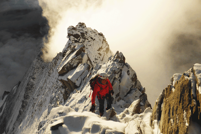 Die bergführende Traumerfüllerin Magdalena Habernig auf dem Weisshorn (4.504 m) in den Walliser Alpen