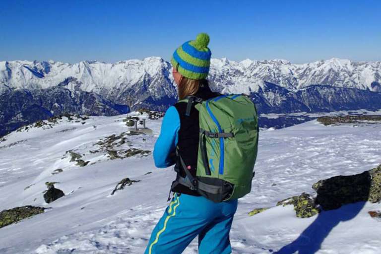 Freeriderin vor Bergpanorama