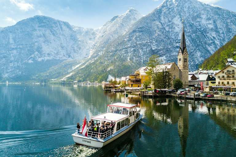 Mit dem Linienboot gelangt man ganz einfach nach Hallstatt.