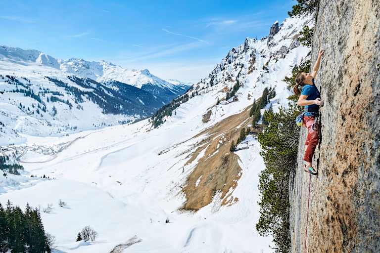 Ein Kletterer auf der steilen Felswand.