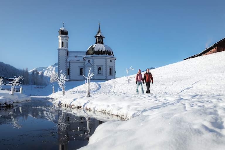 Winterwandern vor dem Seekirchl in Seefeld