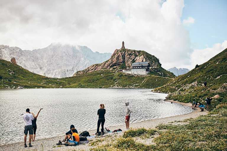 Blick auf Wolayersee und Wolayerseehütte am Karnischen Hauptkamm