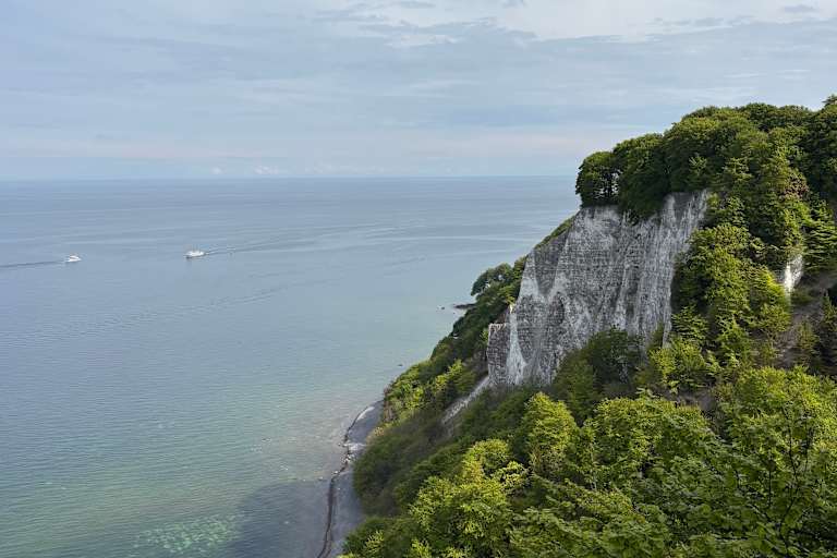 Blick auf die berühmten Kreidefelsen der Ostseeinsel Rügen