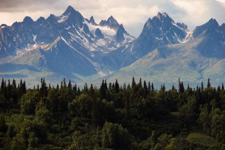 Wandern im Frühling bei Schnee