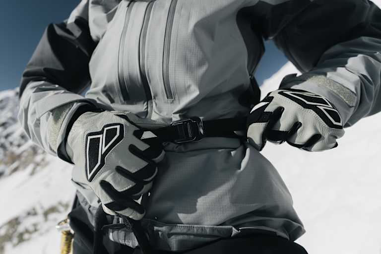 frau bindet gurt im schnee