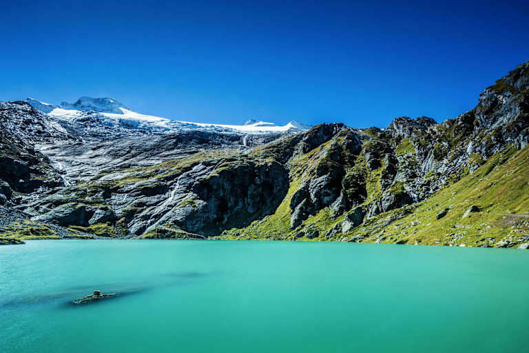 Der Zöttsee am Fuße des Basodino-Gletschers in den Tessiner Alpen