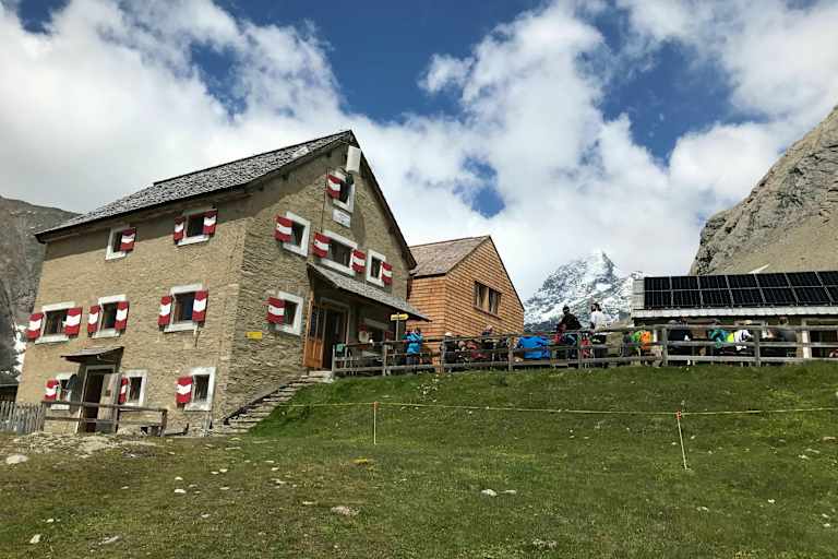 Die Salmhütte mit dem Großglockner im Hintergrund.