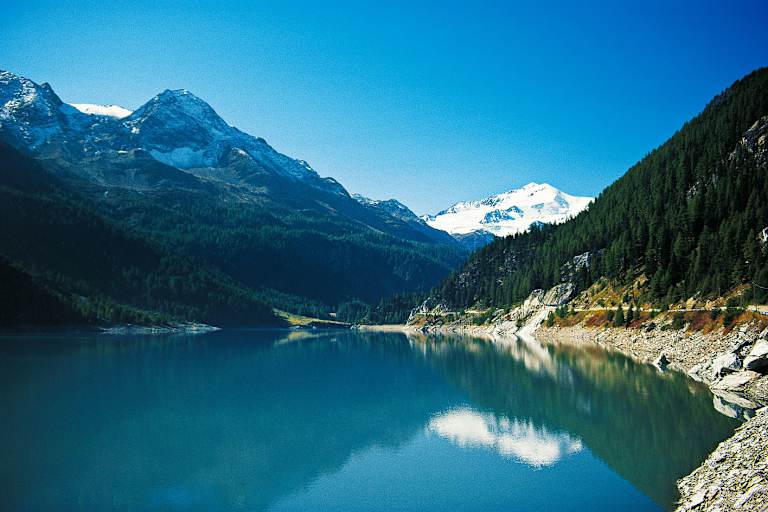 Südtirol: Zufritt-Stausee im Martelltal mit Blick auf die Zufallspitze