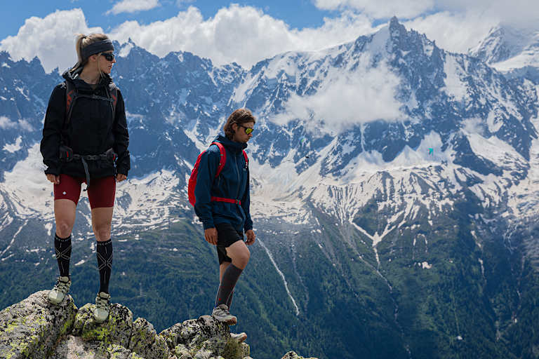 Kompressionssocken sind ein oft übersehenes Ausrüstungsteil – dabei tragen sie dich Schritt für Schritt zum Gipfel.