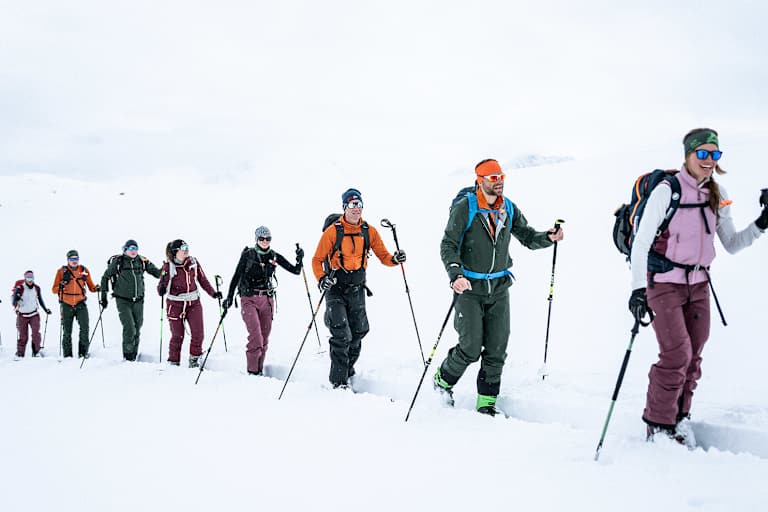 DIE TOUR 2025: Gemeinsam durch den Tiefschnee – Skitouren-Abenteuer am Arlberg