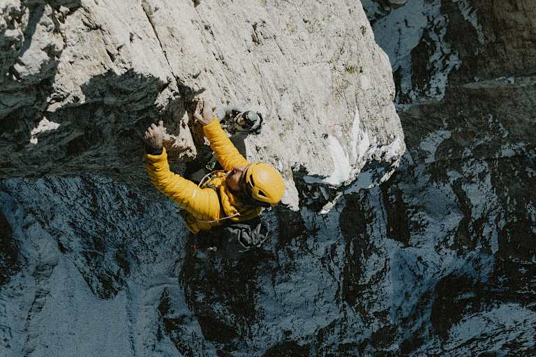 Kletterer unterwegs am Felsen mit der NXT-Kollektion