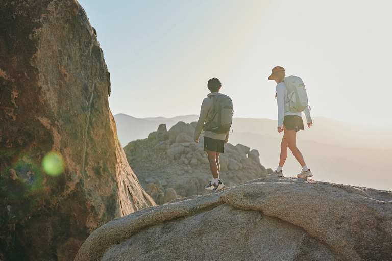 Morgensonne, Granit unter den Füßen, Freiheit im Blick – unterwegs mit leichtem Gepäck.