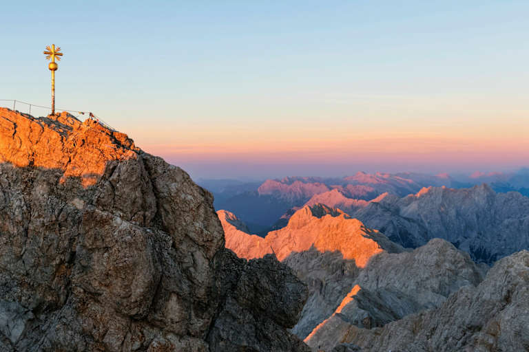 Blick über den Gipfel der Zugspitze ins Wettersteingebirge in Bayern