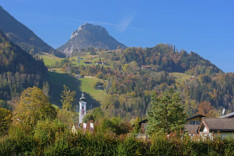 Blick auf Kirchturm, Hocheck und Brünnstein