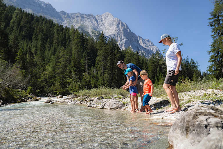 Familienwanderung im Gaistal: Familie an Leutascher Ache