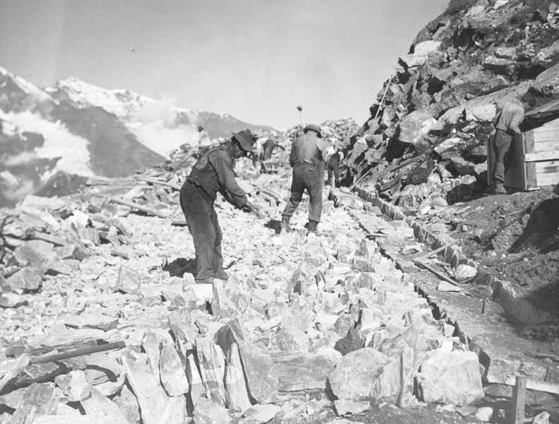 Mehr als 4.000 Männer, vorwiegend Wanderarbeiter, waren am Bau der Hochalpenstraße beteiligt